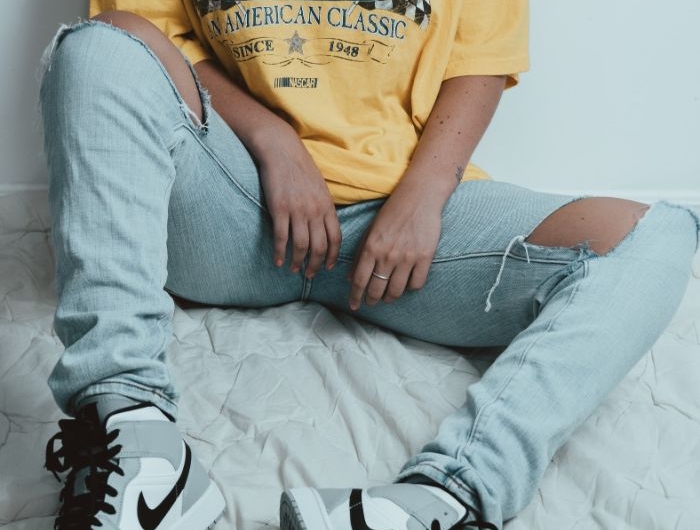 jean droit troué exemple de vetement streetwear femme avec tee shirt logo jaune original.jfif