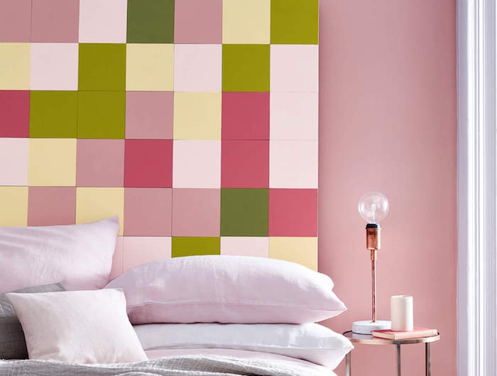 le lit dans un chambre rose poudré devant un tablier a carreaux couleurs complémentaires