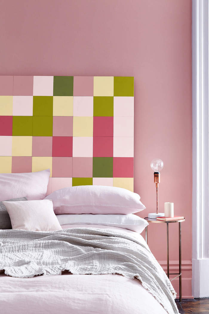 le lit dans un chambre rose poudré devant un tablier a carreaux couleurs complémentaires