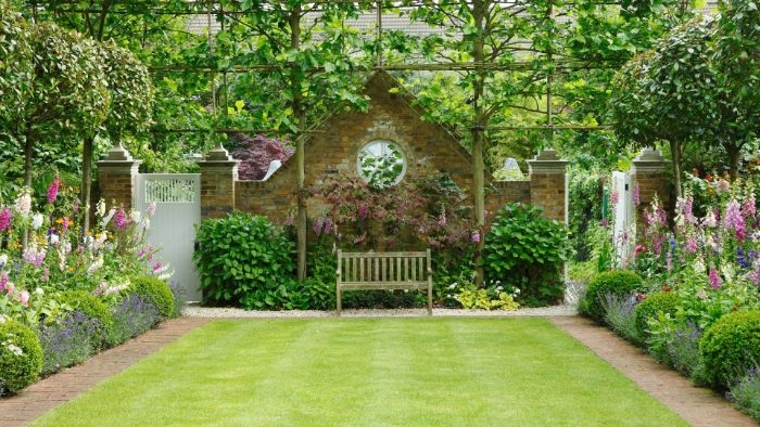les astuces pour amenager un petit jardin de 20 m2 avec des parterres de fleurs gazon banc dans la cour d une maison de campagne
