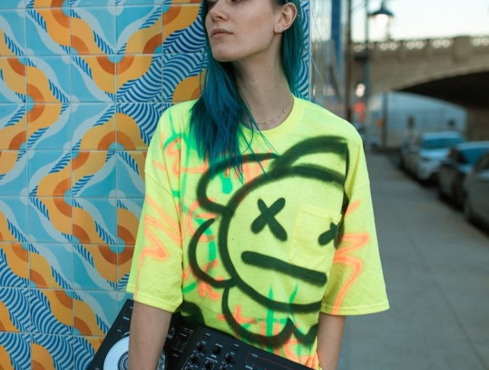 look année 80 look streetwear femme héritage d une époque de révolte tee shirt jaune jean évasé