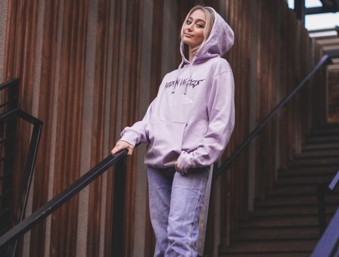 look streetwear femme avec sweat à capuche idée de tenue swag fille avec jean mom.jfif