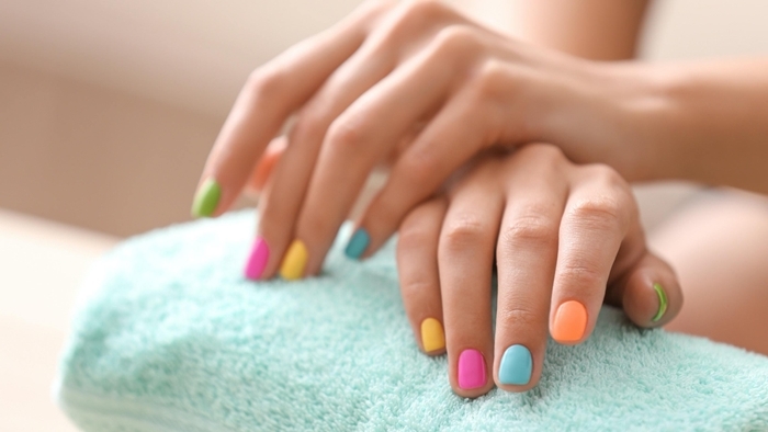 manucure ongles plusieurs couleurs tendances nail art printemps vernis pastel soins beaute mains