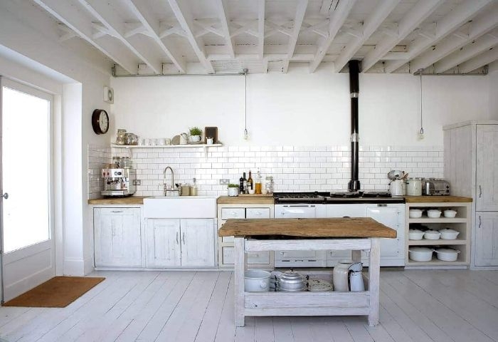 meuble bas cuisine vintage peinte de patine blanche carrelage credence blanche ilot central bois plan de travail bois brut
