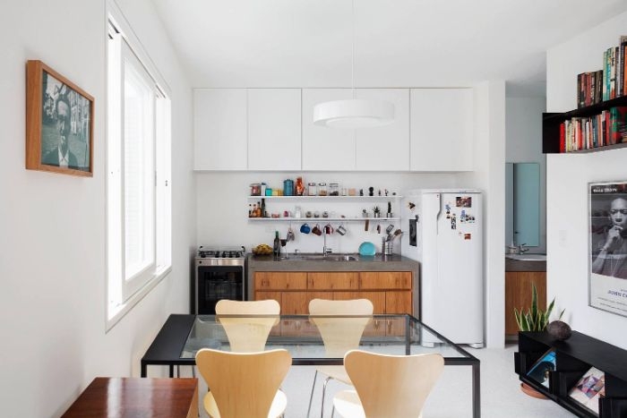 meuble cuisine bas en bois et granite meuble haut blanc frigo et meuble haut blanc aménagement cuisine ouverte moderne
