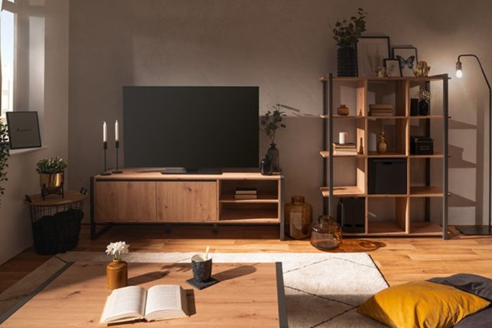 meuble tv bois et métal design dans un salon industriel avec étagère et table industrielles