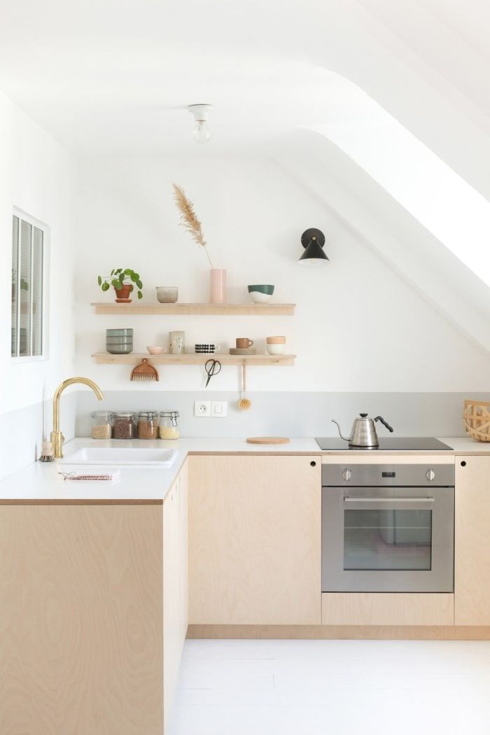 modele de petite cuisine en l avec meuble cuisine bois four inox plande travail blanc aménagement sous comble murs blancs