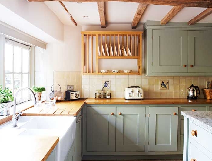modèle de cuisine style campagne anglaise avec credence carrelage meubles cuisine gris clair plans de travail bois et poutre apparente bois