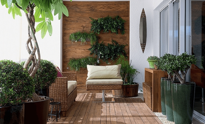 mur de plantes revetement mural panneaux bois salon extérieur rotin plantes vertes pots gros vert foncé