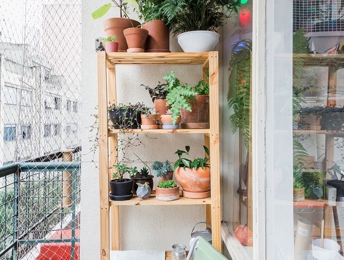 mur vegetal balcon décoration meuble rangement bois pots de fleur terre cuite chaise pliante