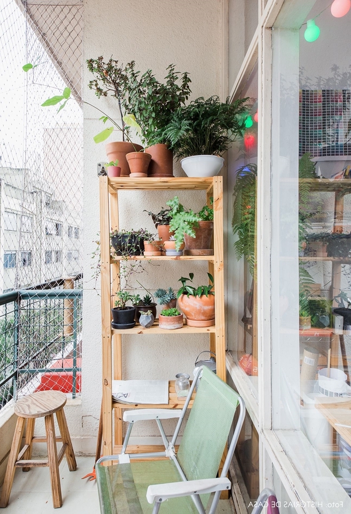 mur vegetal balcon décoration meuble rangement bois pots de fleur terre cuite chaise pliante