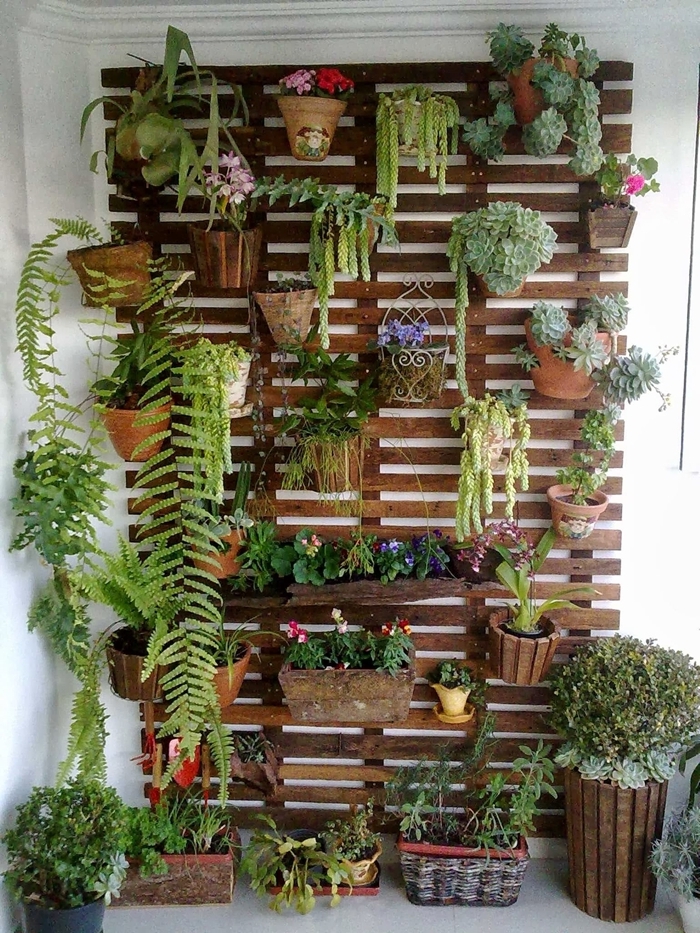 mur vegetal en palette construction facile pots fleurs terre cuite succulente déco petit balcon