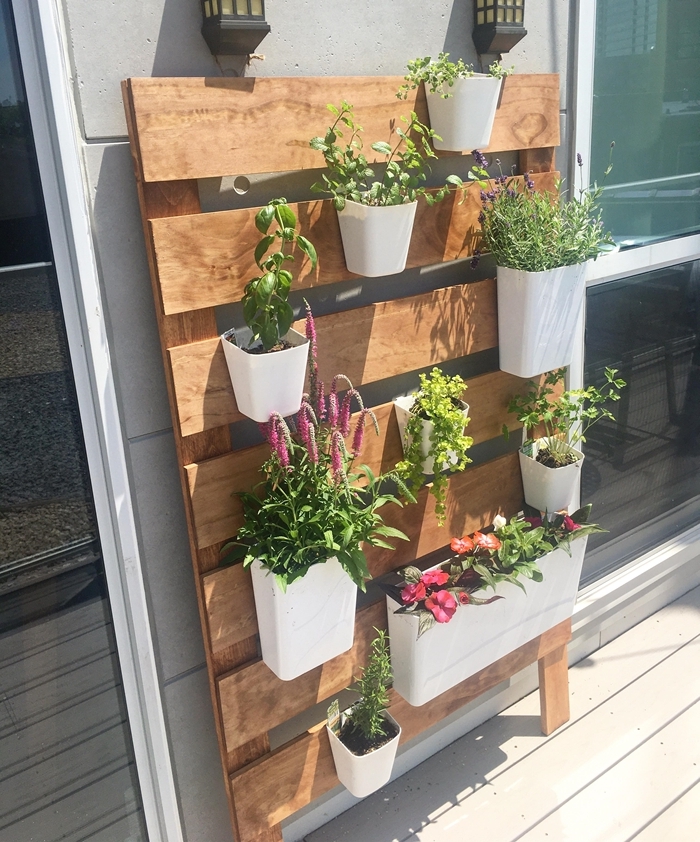 mur végétal palette construction facile planches bois accroches pots blancs plantes fleuries design balcon