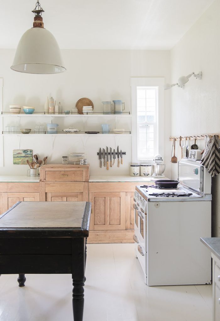 murs blancs meuble bas cuisine bois clair étagères blanches ouvertes suspension style ferme vaisselle vintage