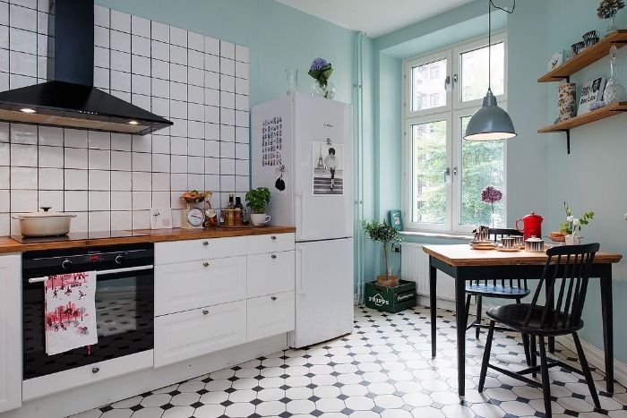murs couleur bleu pastel table et chaises bois vintage cuisine blanche carrelage blanc sol revetement vintage deco petite cuisine originale