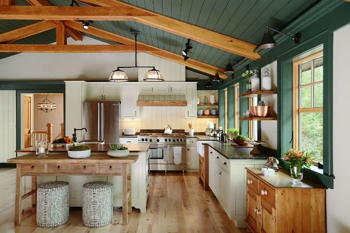 murs vert et blanc de cuisine style campagne avec meubles bas bois parquet bois clair plan de travail granite electromenager inox