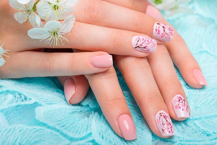 nail art 2021 couleur de base nude nuances rose pâle tendance manucure soins ongles fleurs