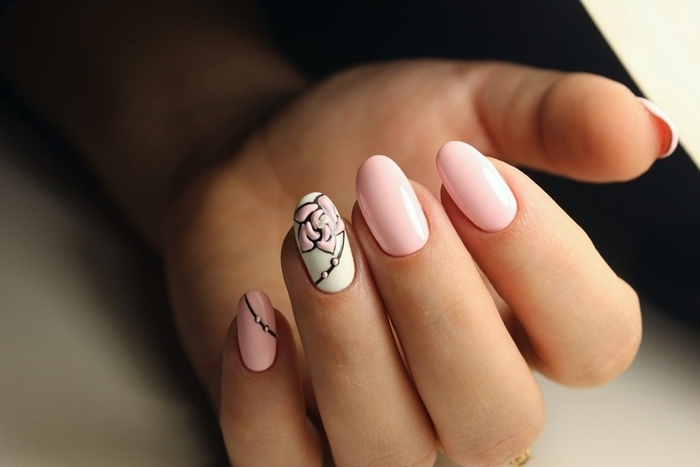 nail art dessin motifs floraux dessin rose sur base blanche idee couleur ongle rose pastel dessin vernis noir