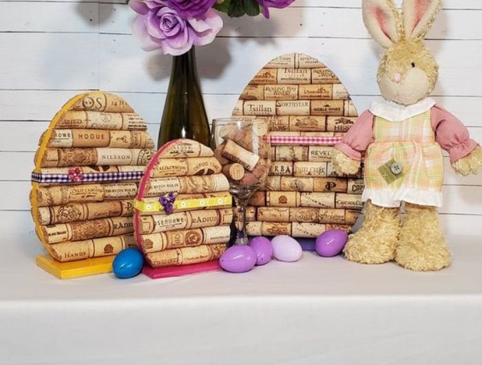 oeufs de paques en bouchons de liège recyclés sur planche de bois oeufs plastique fleurs violettes et figurine lapin paques