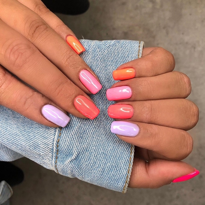 ongle multicolore idée comment vernir ses doigts de vernis différent nuances rose et violet ongles longs