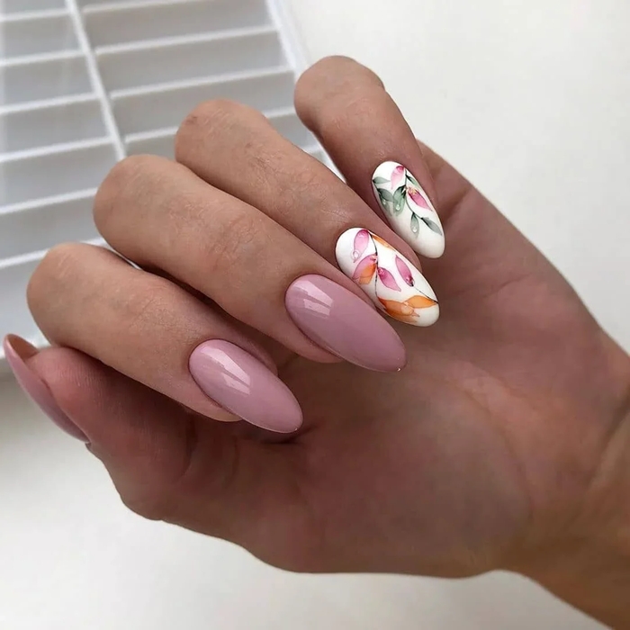 ongles de printemps 2021 vernis nuance de rose poudré décoration ongle blanc motif fleurs colorés