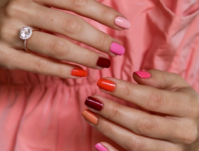 ongles plusieurs couleurs nuances vernis orange couleur de base rose tonalité bague ongles longs