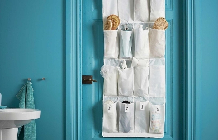 organisateur salle de bain sur porte rangement avec poches porte bleue accessoires de bain