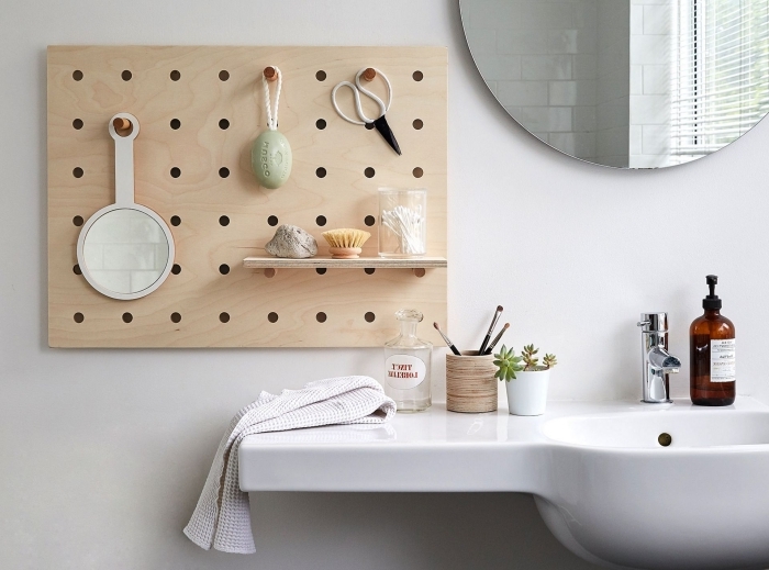 organisateur salle de bain tableau bois trous goujon bois rond étagère bois pot bois miroir rond