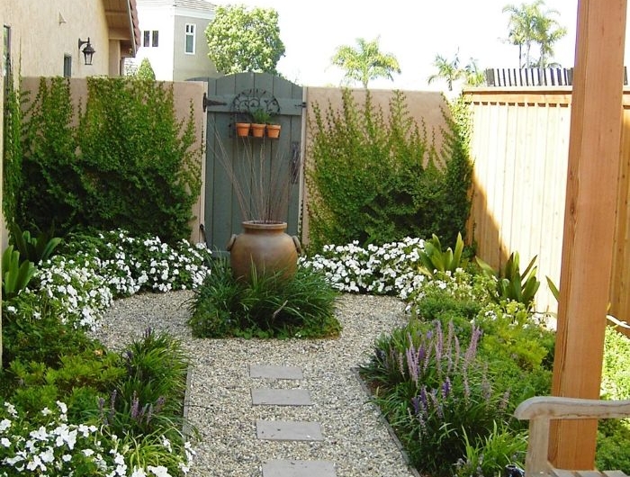 parterre de fleurs et plantes vertes avec chemin de gravier exemple comment aménager un petit jardin de 20 m2