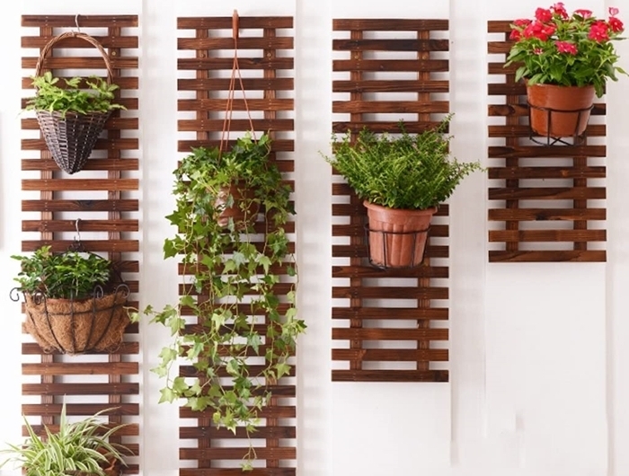 peinture blanche panneaux grillage en bois foncé mur vegetal exterieur terrasse pot a accrocher