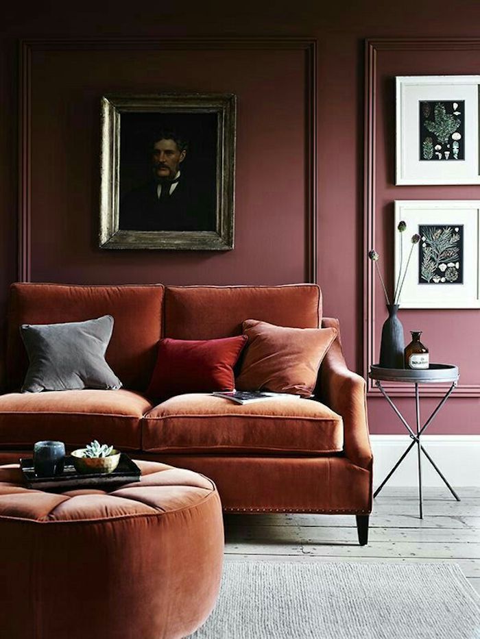 peinture vieux rose sur les murs dans un salon meublé des canapés oranges avec des coussins
