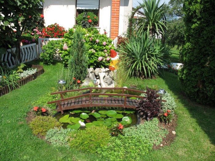 petit bassin de jardin japonais avec pont et vegetaux autour amenagement petit jardin paysager