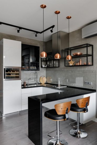 plan de travail noir dans cuisine industrielle avec credence effet beton et etageres ouvertes noires industrielles suspensions vaisselle cuivre