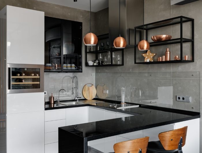 plan de travail noir dans cuisine industrielle avec credence effet beton et etageres ouvertes noires industrielles suspensions vaisselle cuivre