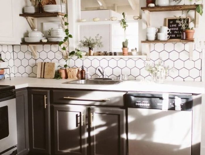 plantes de cuisine dans une cuisine d angle gris et blanc au carrelage blanc et étagères de bois brut ouvertes