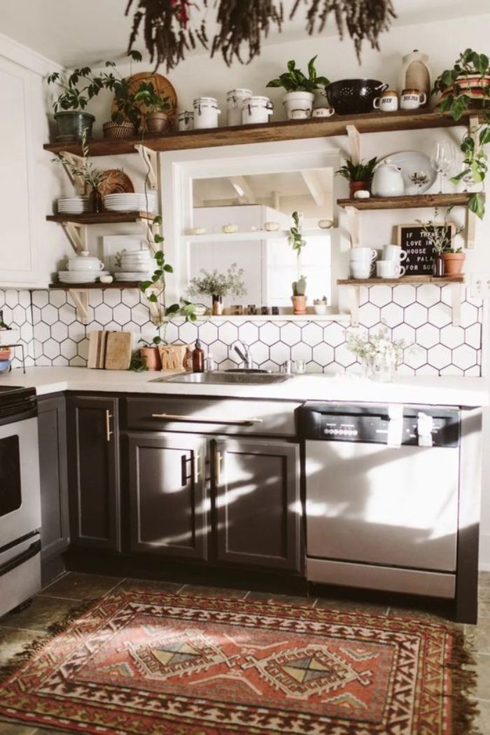 plantes de cuisine dans une cuisine d angle gris et blanc au carrelage blanc et étagères de bois brut ouvertes