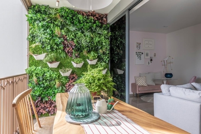 pot à accrocher au mur extérieur avec plantes décoration balcon avec table et chaise en bois plafond suspendu