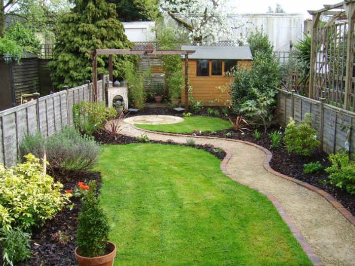 quelle idee amenagement jardin facileavec pelouse bordure d arbustes petit cabanon de jardin idee jardin minimaliste