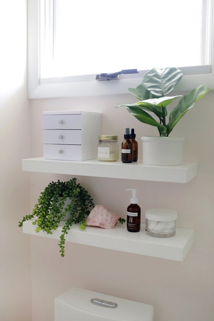 rangement mural salle de bain diy facile étagère bois blanche peinture recup plantes vertes idée pour rangement salle de bain