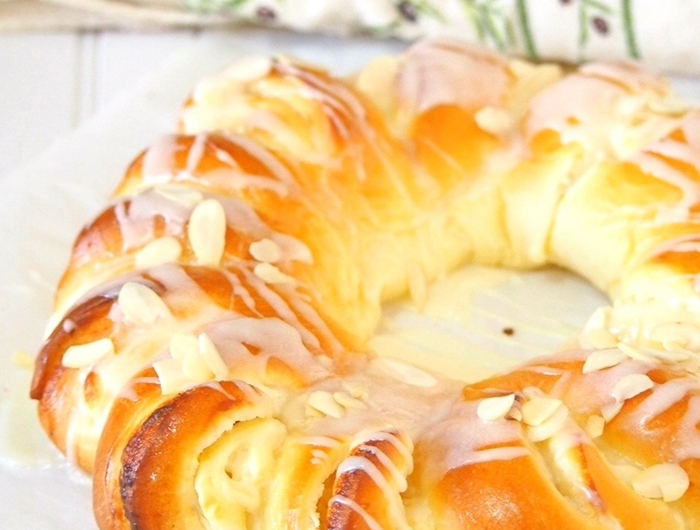 serviette blanche motifs floraux recette mouna pâte sucrée glaçage beurre fondu amandes effilées