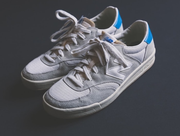 sneakers homme gris clair et bleu ciel sneakers new balance