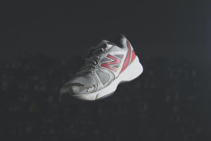 sneakers new balance coukeur gris clair et rouge