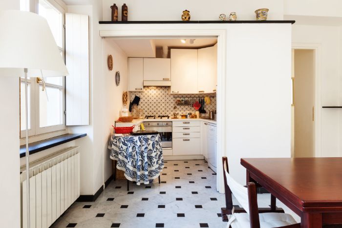 sol carrelage noir et blanc meuble cuisine blanc credence à motif exemple de petite cuisine aménagée