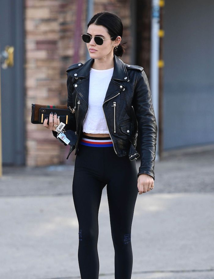 style américaine pour femme avec des leggings et une evste en cuir