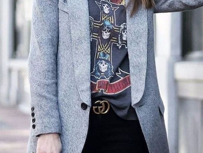 style casual ou décontracté avec t shirt guns n roses et un blazer gris