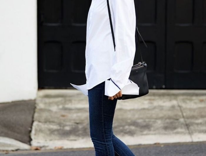 style minimaliste femme avec un chemisier blanc obligaoitre et des chaussures en cuir plates