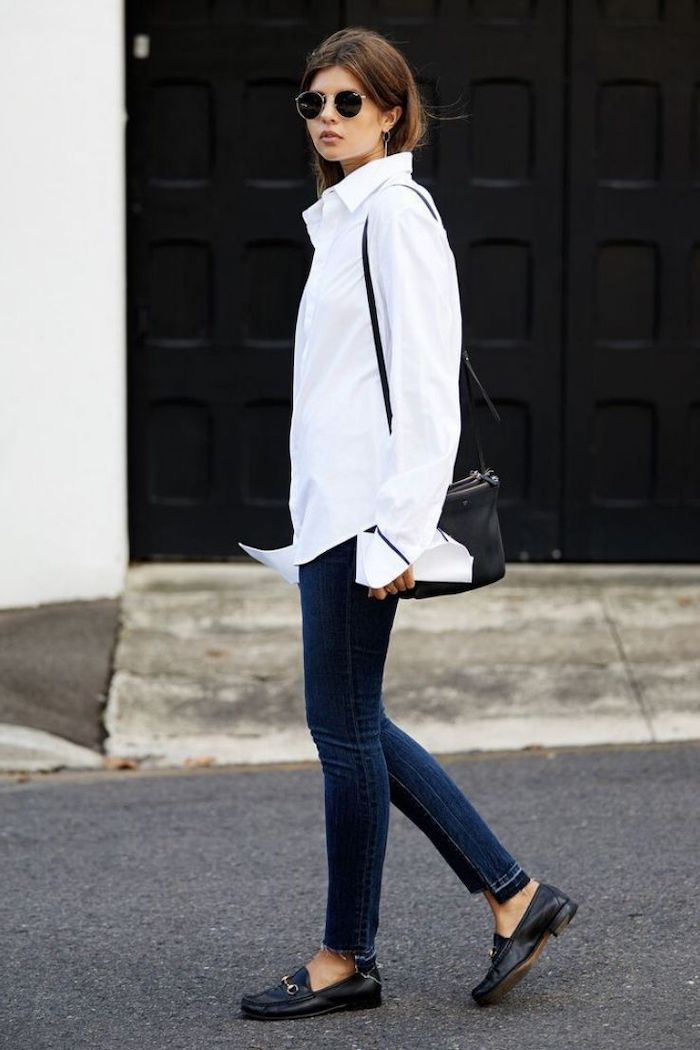 style minimaliste femme avec un chemisier blanc obligaoitre et des chaussures en cuir plates