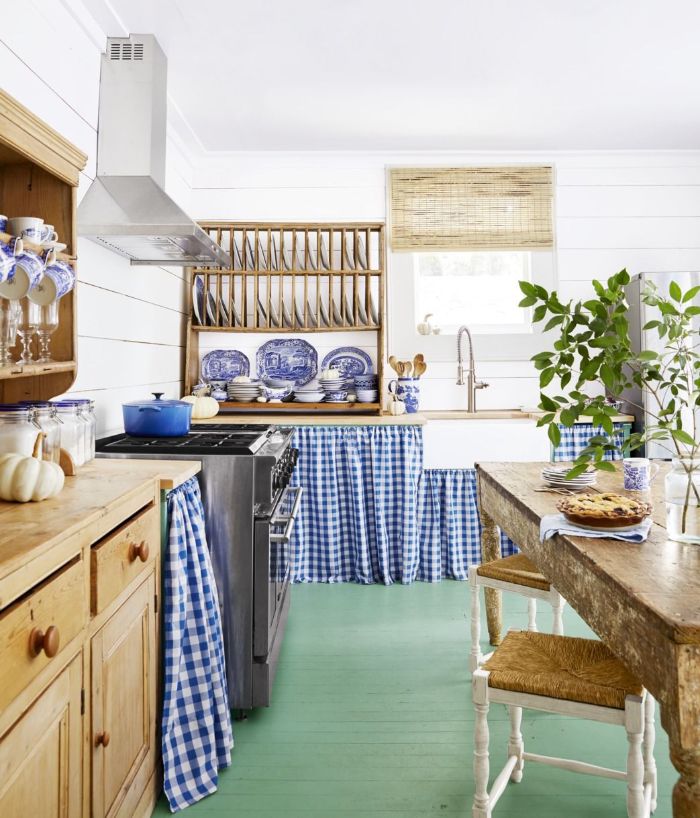 table salle à manger et fácade meuble bois de cuisine vaisselier bois mini rideaux cache meuble carreaux bleu et blanc