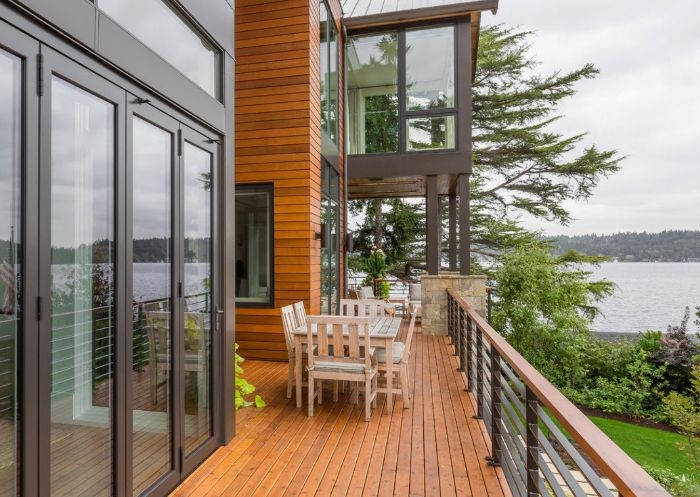 terrassemodele de terrasse en bois avec salle §a manger extérieur dans maison moderne avec vue sur lac