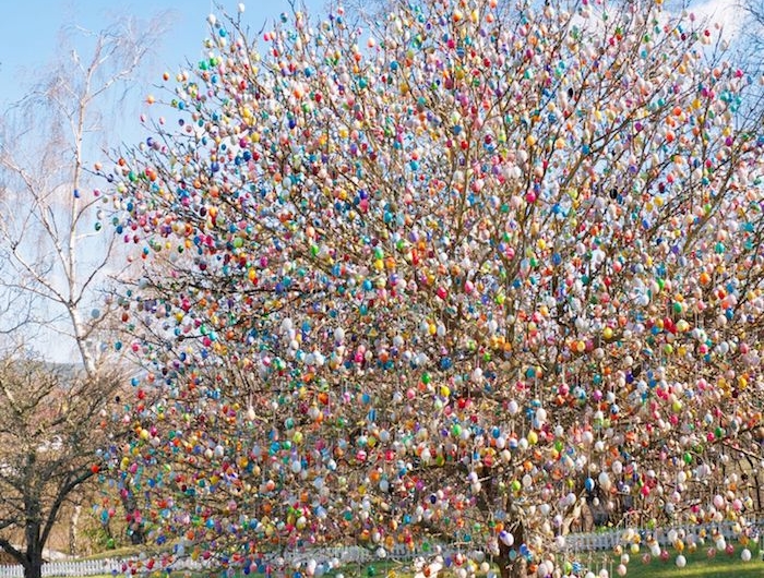 un arbre dans le jardin surchargé des oeufs décoratifs de paques idée allemende de décoration paques enfant